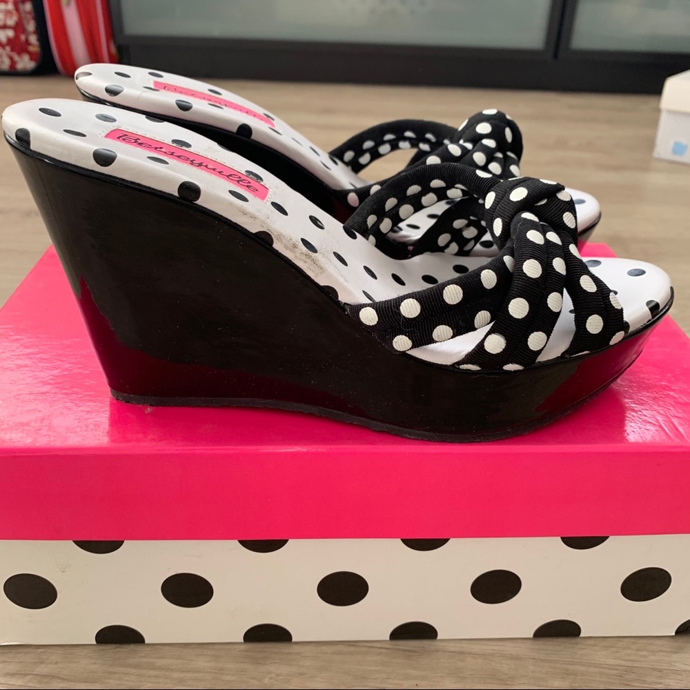 Betseyville Wedges - Black and White